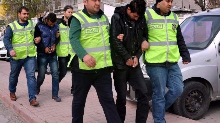 Hırsızlık Ş&uuml;phelileri &Ccedil;aldıkları Malzemelerle Yakalandı