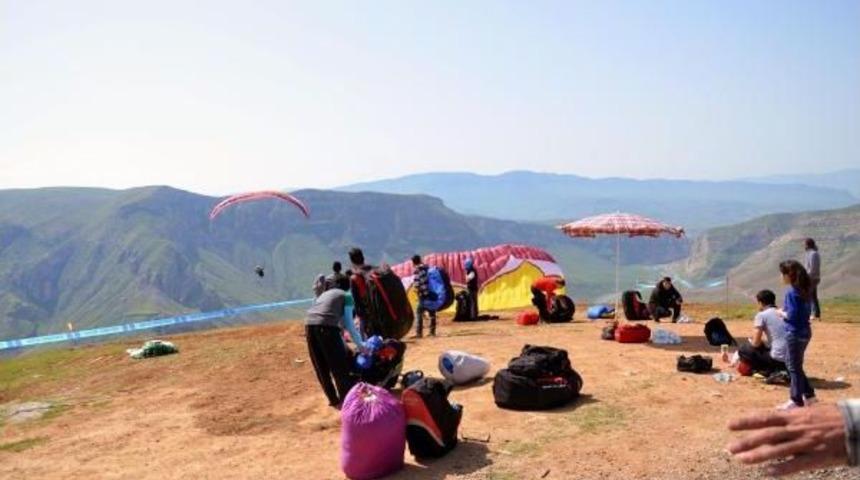 &Uuml;niversiteli Havacılardan Botan Vadisi'nde Yama&ccedil; Paraş&uuml;t&uuml;