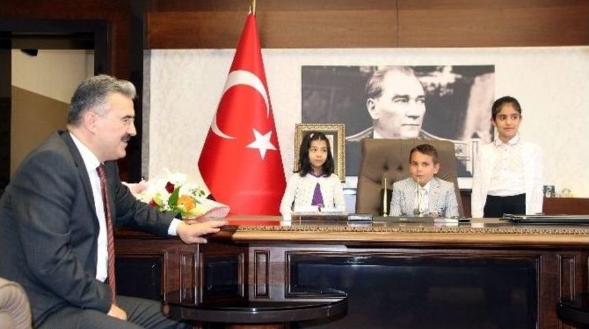 Vali Makamına Minik &Ouml;mer&rsquo;e Teslim Etti