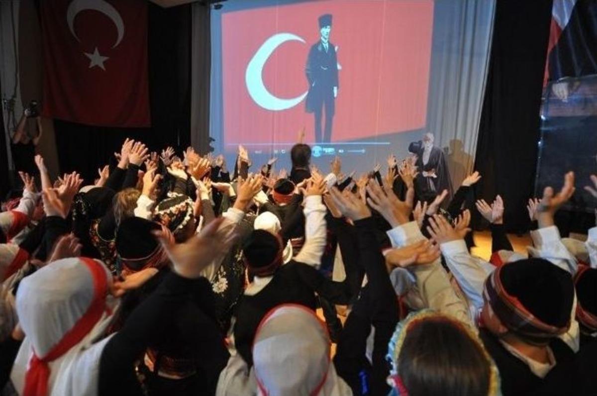 Bodrumlu Minik &Ouml;ğrenciler Ayakta Alkışlandı