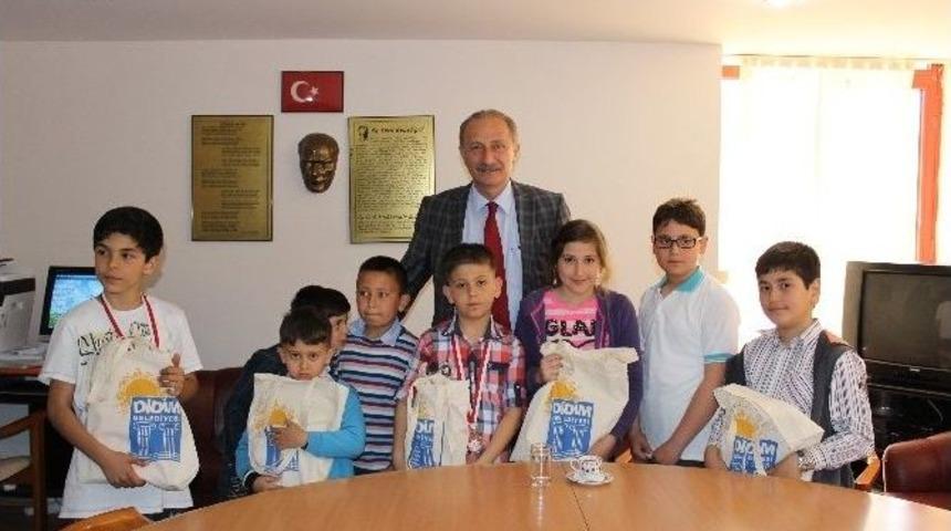 Başkan Atabay, Dereceye Giren &Ouml;ğrencileri Onurlandırdı