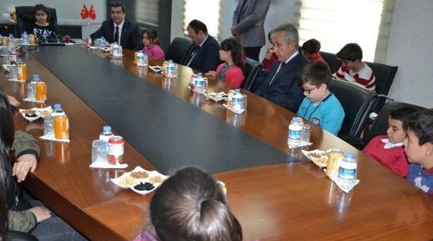 23 Nisan Nedeniyle Valilik Koltuğuna Oturan Işılay Zengin Okula Giriş Saatlerinin Değişmesini İstedi