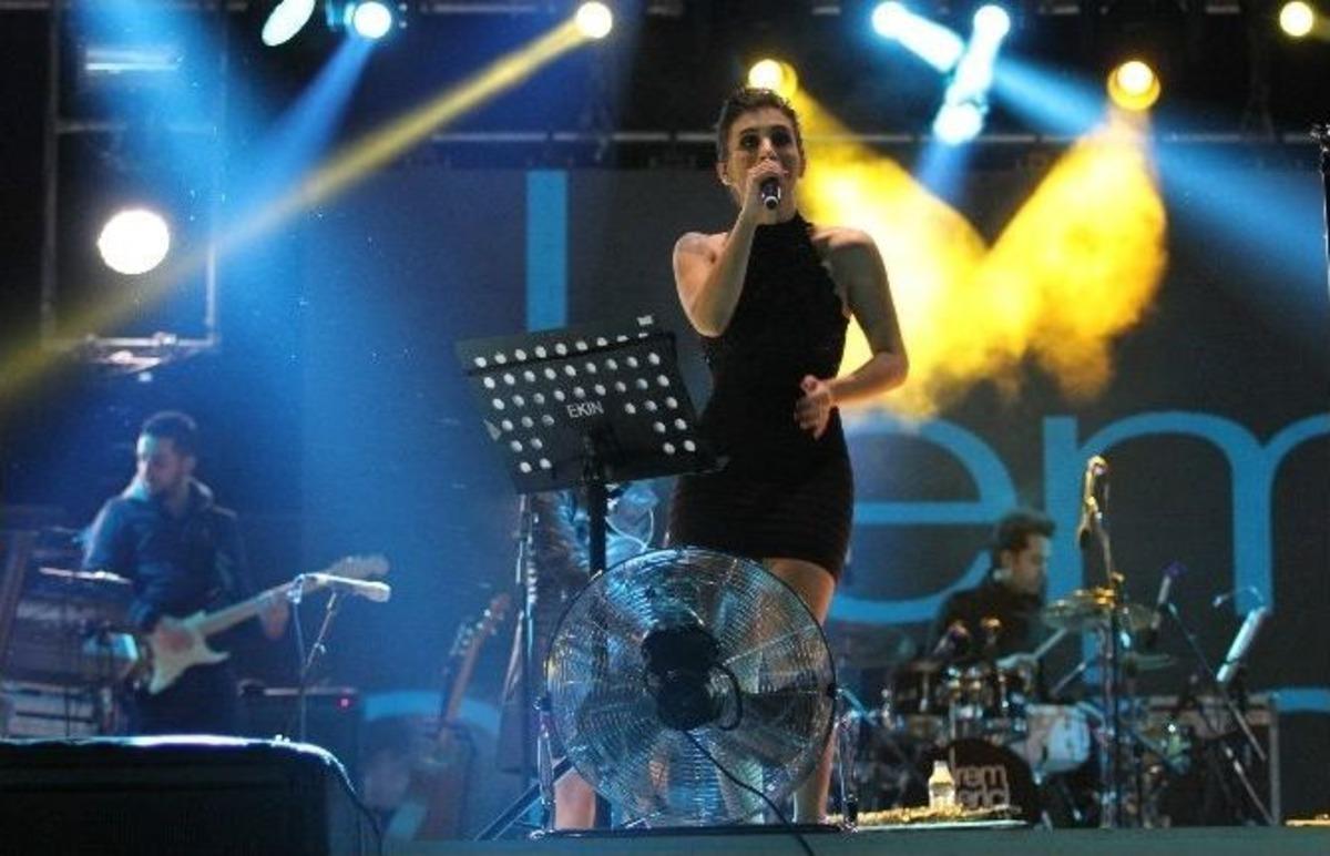 İzmir&rsquo;de İrem Derici Coşkusu