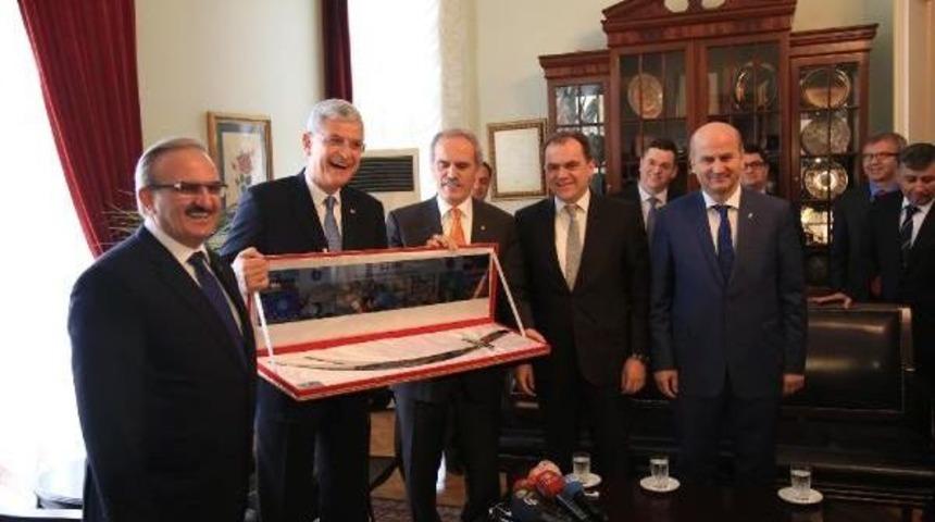 Bursa&rsquo;Da Z&uuml;lfikar Kılıcı Hediye Edilen Bakan Bozkır: Bu Palayı Elimize Alırsak Ab&rsquo;Ye Daha Kolay Gireriz