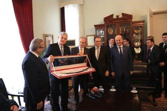 Bursa’Da Zülfikar Kılıcı Hediye Edilen Bakan Bozkır: Bu Palayı Elimize Alırsak Ab’Ye Daha Kolay Gireriz 2