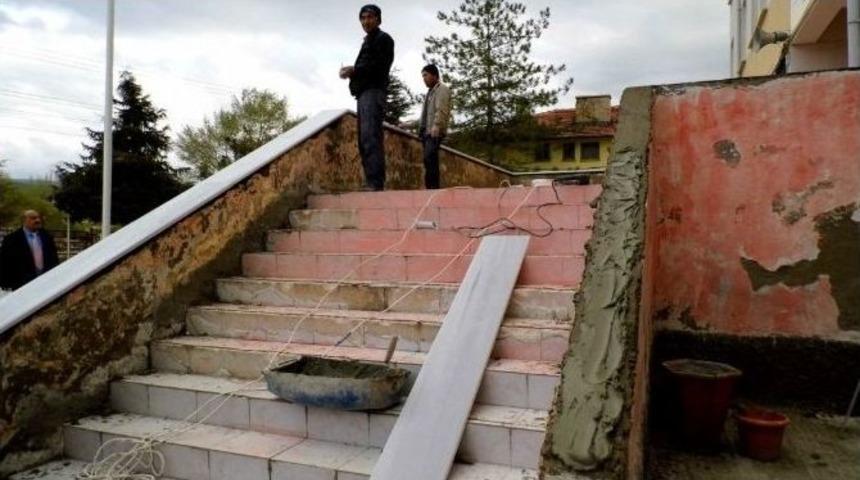 Lisede Merdiven Ve Zemin Yenileme &Ccedil;alışması