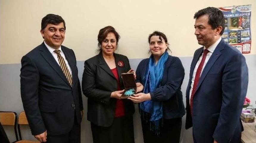 &Ccedil;ek Başkonsolosu Lauferova Şehitkamil Aile Merkezi&rsquo;ni Ziyaret Etti