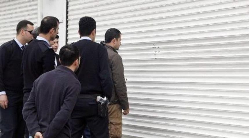 Yanlışlıkla T&uuml;feğini Ateşledi, Sa&ccedil;malar Bankanın Camına Isabet Etti