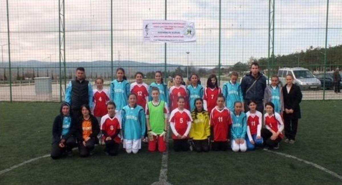 Gediz&rsquo;de İlk Ve Ortaokullar Arası Halı Saha Futbol Turnuvası Sonu&ccedil;landı