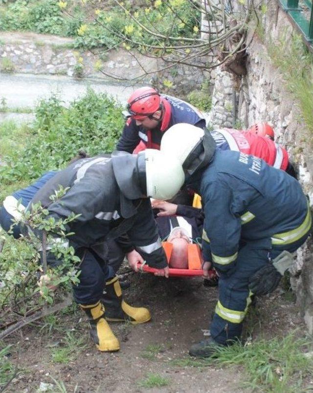 Hızını Alamayan Araç Dereye Uçtu