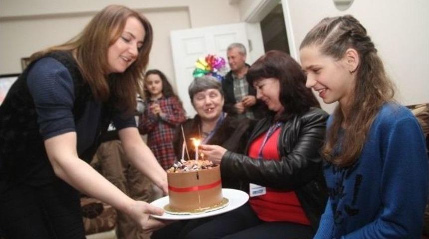Romen Diana İle Rus Tatiana&rsquo;ya S&uuml;rpriz Doğum G&uuml;n&uuml;
