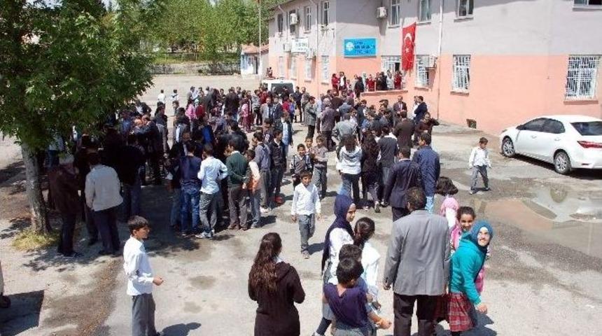 Eğitimciler, Saldırıya Uğrayan &Ouml;ğretmen İ&ccedil;in Bir Araya Geldi