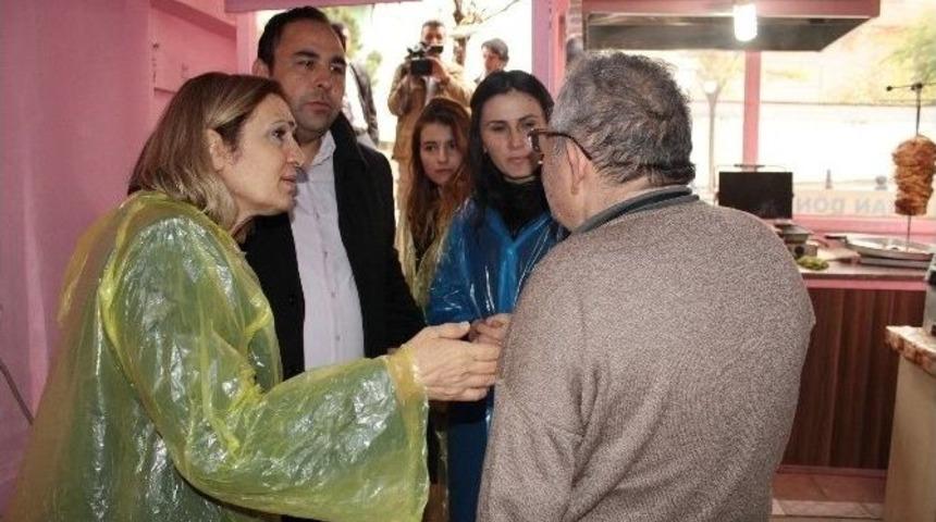 Ak Parti&rsquo;li Ayşe Kartal, Yağmura Rağmen Se&ccedil;im &Ccedil;alışmalarına Devam Etti