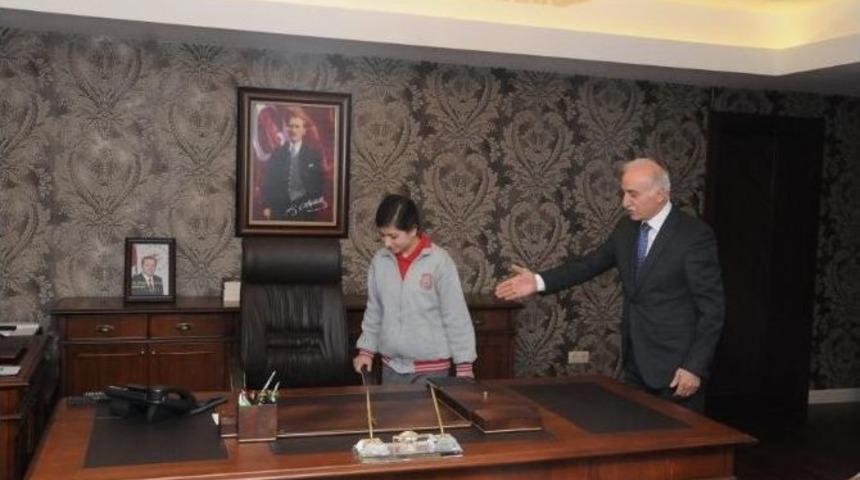 Vali Makamını &Ouml;ğrenciye Devretti