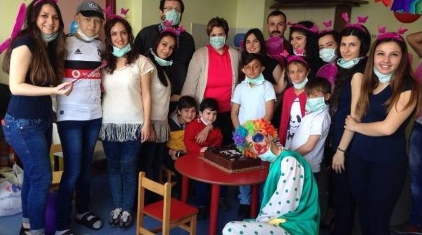 &Ouml;ğretmen Adayları Kanser Tedavisi G&ouml;ren &Ccedil;ocukları Sevindirdi