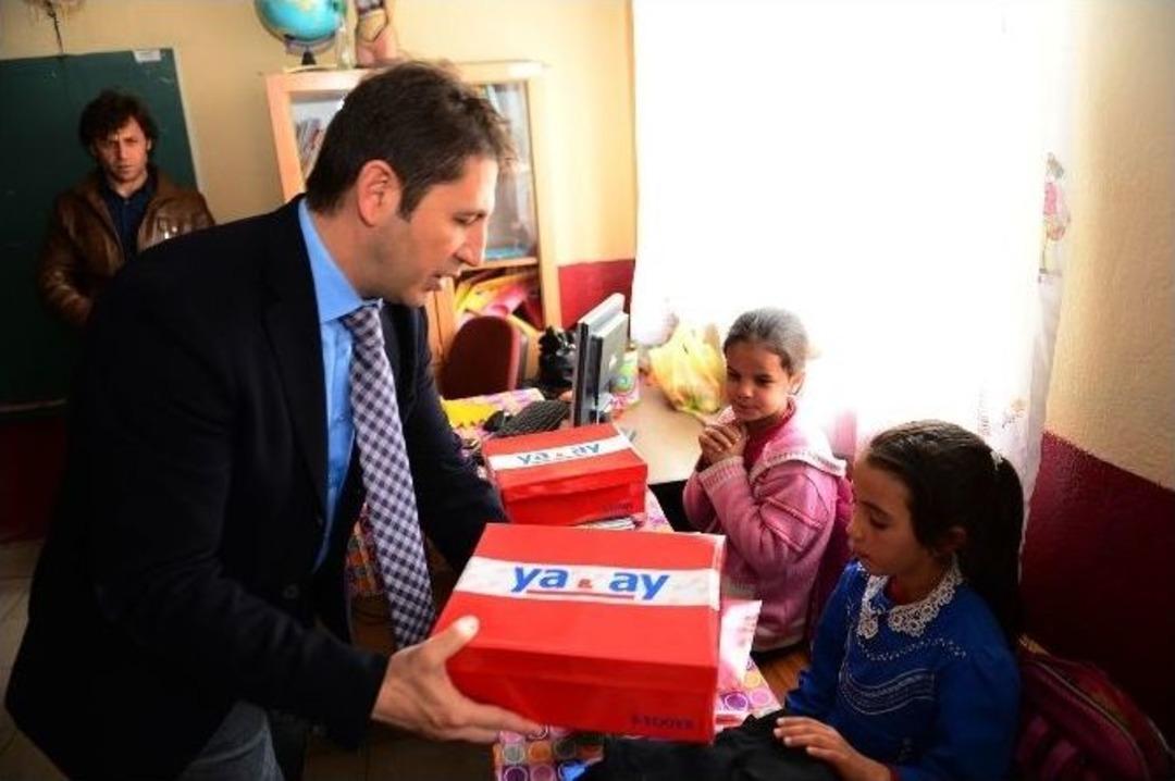 23 Nisan&rsquo;ı İlk Kez Hediyelerle Karşıladılar