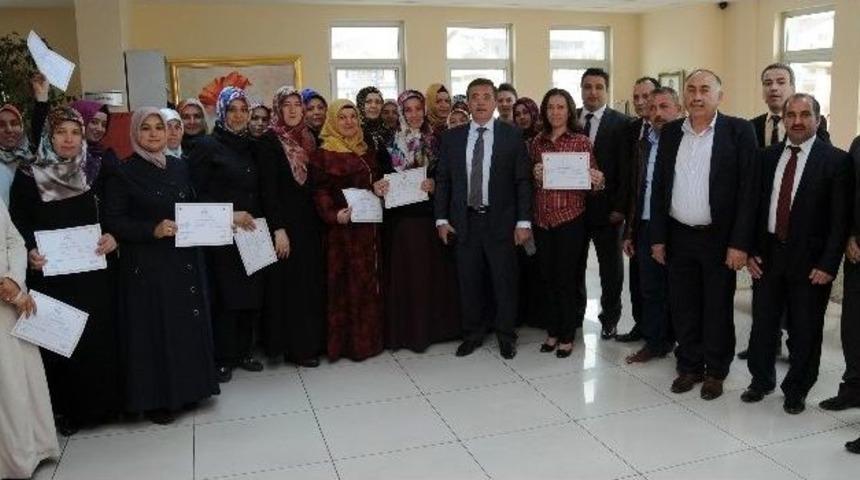 Pursaklar&rsquo;da 50 Kadın Arap&ccedil;a Sertifikası Aldı