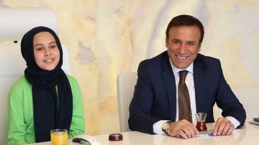 Başkan Gen&ccedil; Koltuğu Devretti