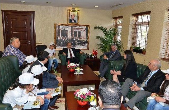 Saimbeylili &Ouml;ğrenciler 23 Nisan Coşkusunu Vali B&uuml;y&uuml;k İle Paylaştı 1