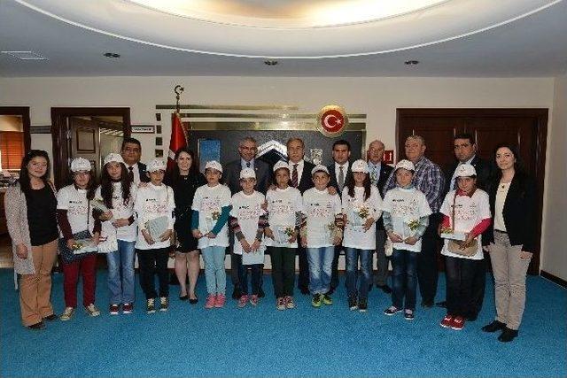 Saimbeylili &Ouml;ğrenciler 23 Nisan Coşkusunu Vali B&uuml;y&uuml;k İle Paylaştı 2