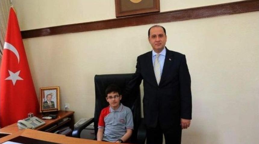 Vali &Ccedil;omaktekin Koltuğunu &Ouml;ğrenciye Devretti