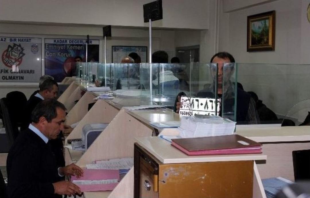 Suriyelilerin Ara&ccedil;larına T&uuml;rk Plakası Verilmeye Başlandı