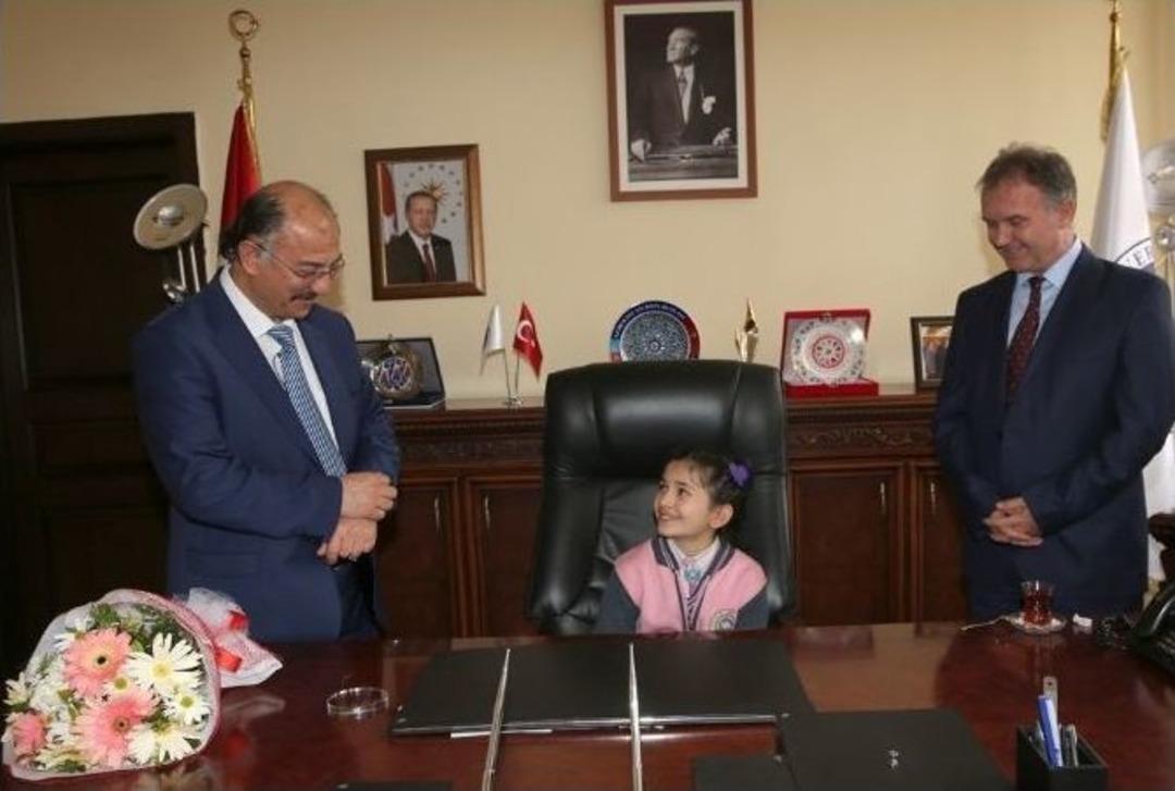 Rekt&ouml;rl&uuml;k Koltuğuna Temsilen Oturan Minikler Projelerini Anlattı