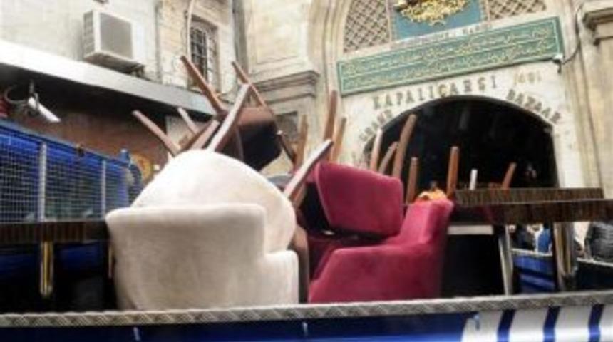 Shops In Istanbul's Grand Bazaar Evacuated By The Police