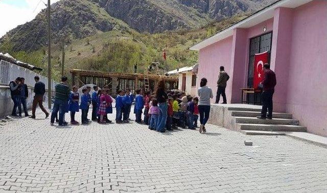 (özel Haber) Yırtık Ayakkabılı Kardelenler Provada