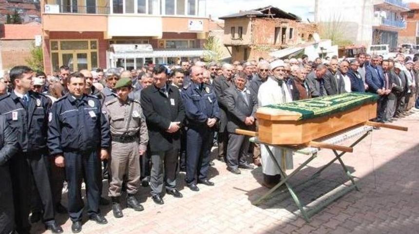 Ev Arkadaşını &Ouml;ld&uuml;r&uuml;p, Intihar Eden Polis Uşak'ta Toprağa Verildi