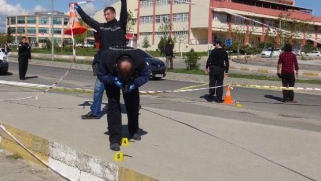 Polis, Bıçaklı Saldırganı Bacağından Vurdu