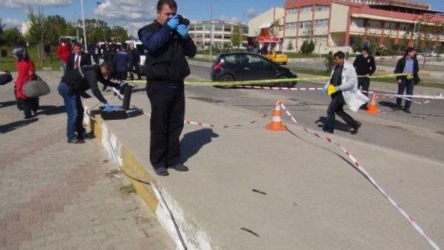 Polis, Bıçaklı Saldırganı Bacağından Vurdu