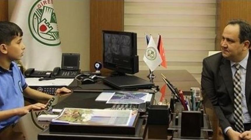 Başkan Koltuğuna Oturan &Ouml;ğrenci &Ccedil;evreci &Ccedil;ıktı