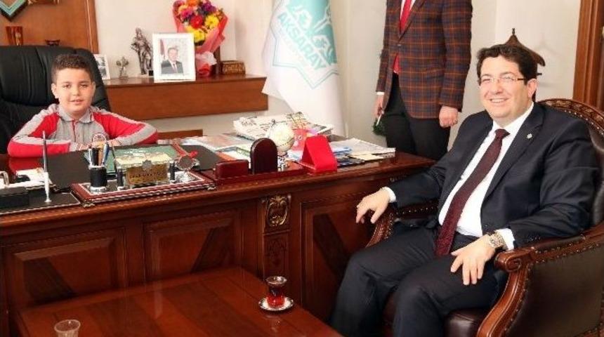 Başkan Yazgı, Koltuğunu &Ouml;ğrencilere Bıraktı