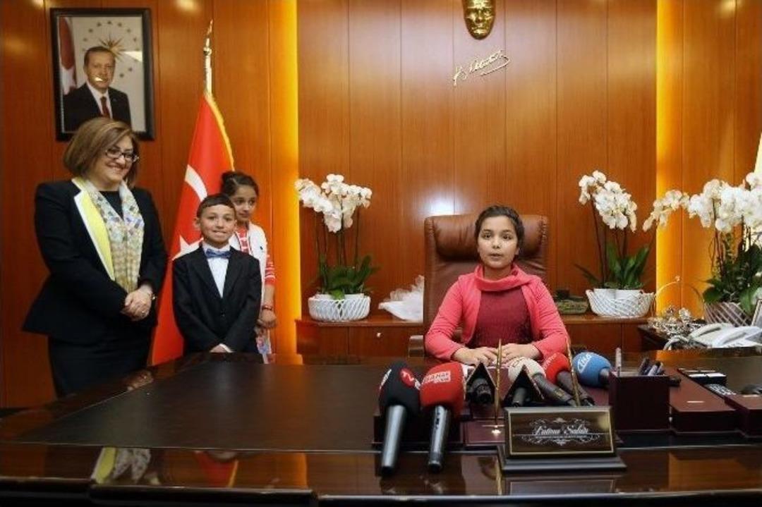 Fatma Şahin Koltuğunu &Ccedil;ocuklara Bıraktı