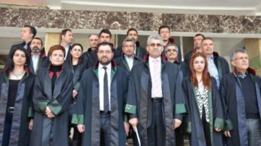 &Ccedil;avder, Meslektaşları İ&ccedil;in Adliye &Ouml;n&uuml;nde A&ccedil;ıklama Yaptı