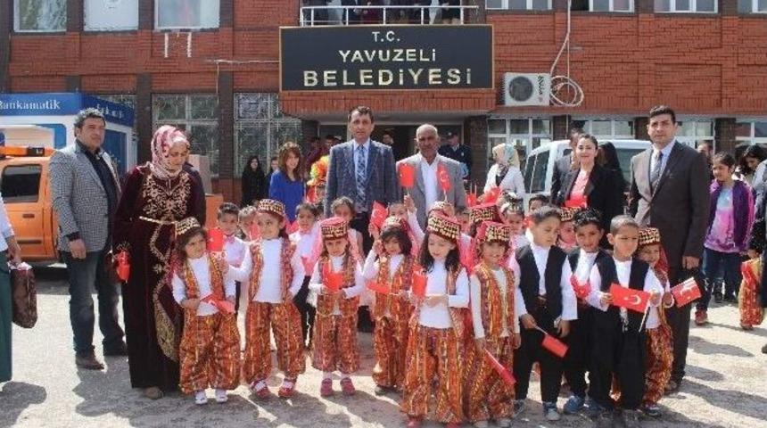 Minikler 23 Nisan Ulusal Egemenlik Ve &Ccedil;ocuk Bayramını Kutladı