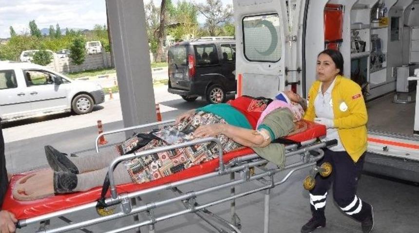 Aydın&rsquo;da Otomobil Tarlaya Devrildi; 1&rsquo;i Ağır 3 Yaralı