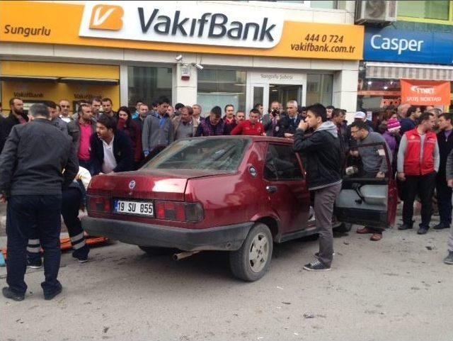 Otomobil, Park Halindeki Araçlara Çarptı: 4 Yaralı