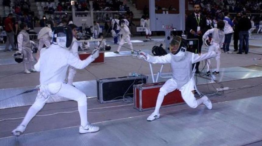 Minik Eskrimciler Alanya'da Yarışıyor