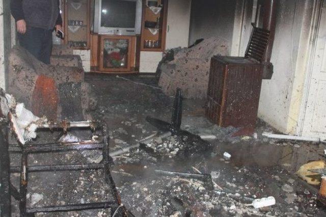 Uyuduğu Sırada Alev Alev Yanan Evden Komşusu Kurtardı 2