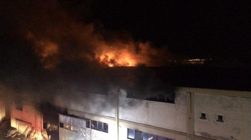 Bursa&rsquo;da Kau&ccedil;uk Fabrikası&rsquo;nda Korkutan Yangın