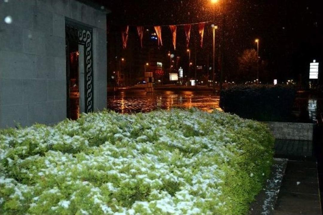 Kayseri&rsquo;de Nisan Karı Şaşırttı