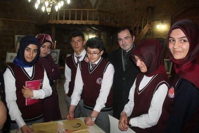 Bayburt Anadolu İmam Hatip Lisesi Ebru Ve Hat Sanatı Sergisi Açtı