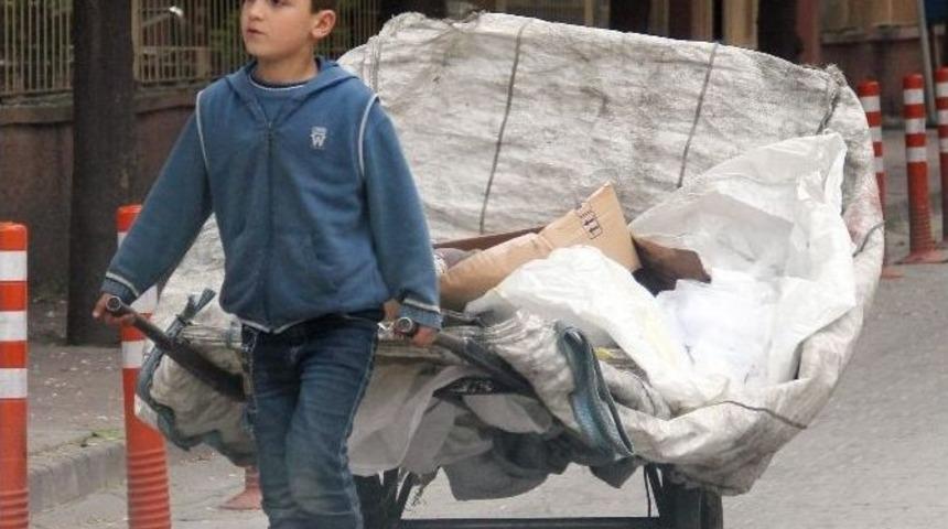 Yaşıtları Bayram Kutlarken, Onlar Ekmek Parası Kazanmak İ&ccedil;in Sokağa &Ccedil;ıktı