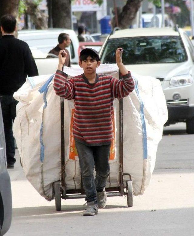 Yaşıtları Bayram Kutlarken, Onlar Ekmek Parası Kazanmak İçin Sokağa Çıktı