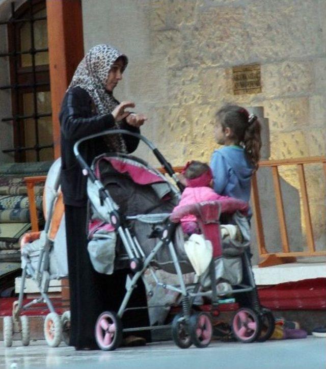 Yaşıtları Bayram Kutlarken, Onlar Ekmek Parası Kazanmak İçin Sokağa Çıktı