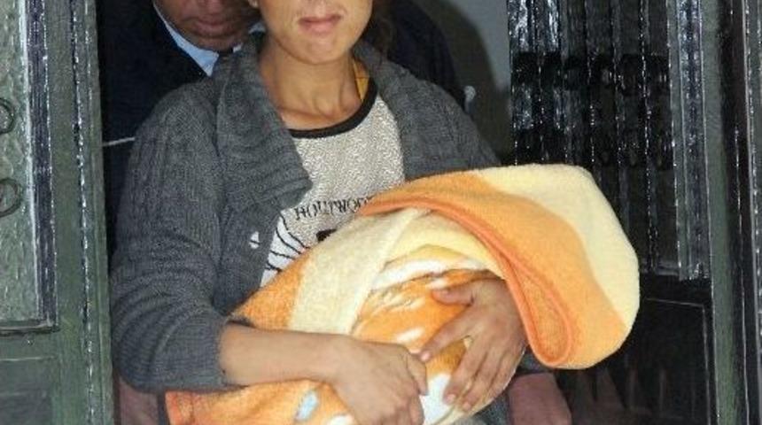 Gen&ccedil; Kadın &Uuml;&ccedil; G&uuml;nl&uuml;k Bebeğiyle Sokağa Atıldı