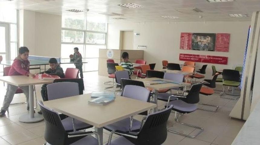 Gen&ccedil;lik Merkezi&rsquo;nden &ldquo;gelin K&uuml;t&uuml;phanemizi Kitaplarla Donatalım&rdquo; Kampanyası