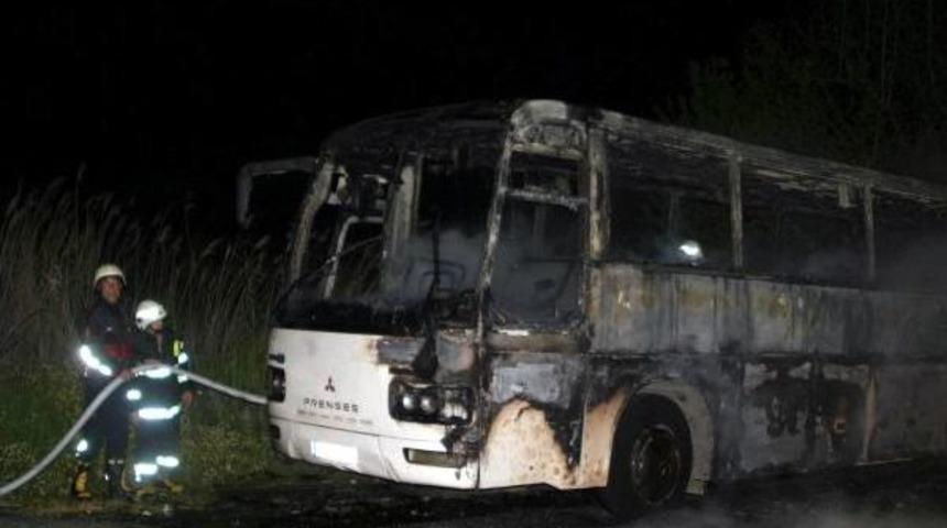 Hareket Halindeki Servis Otob&uuml;s&uuml; Yandı